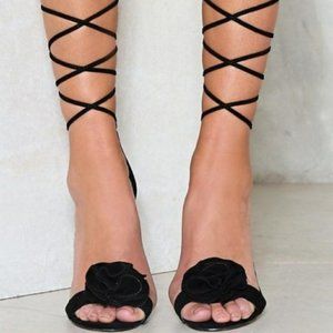 🎀🆕️US 7Nasty Gal(UK 4) Wrap Flower Suede Heels